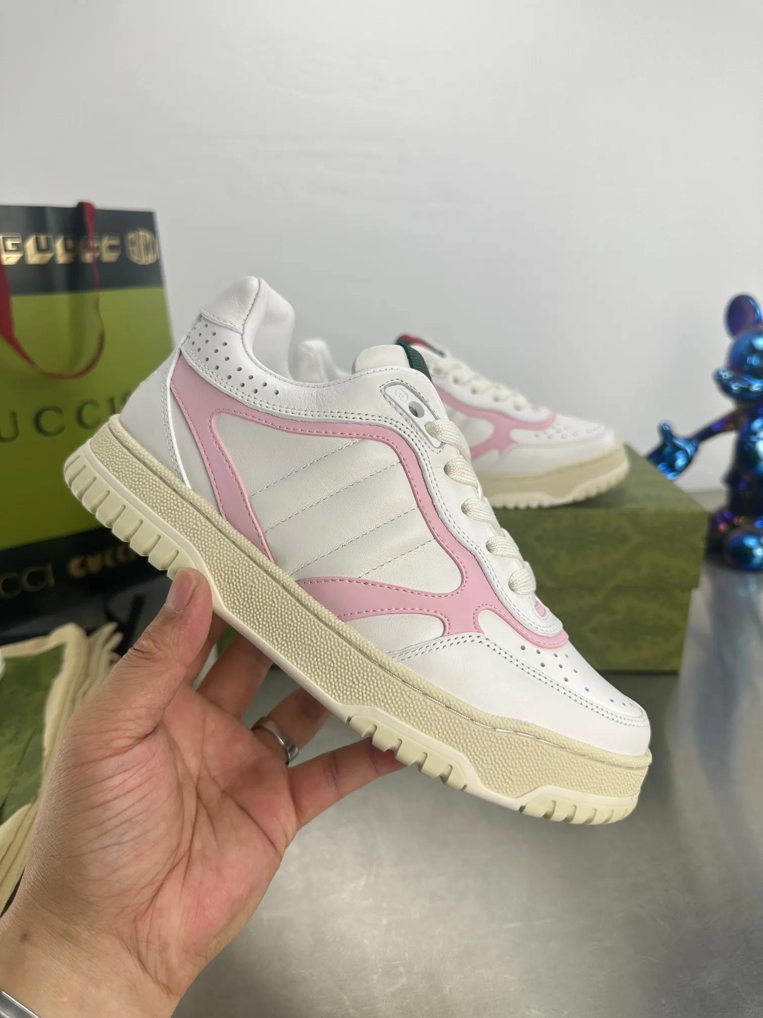 👟👟Ex-factory price 600👟👟 Gucci's latest hot-selling series of high and low-cut distressed couple's sneakers are shipped. The original version is purchased, developed and manufactured. This high-low top sneaker adopts a basketball-style silhouette design, cleverly integrated with hollow panels and distressed effects, showing its unique ingenuity. The ingenuity incorporates brand logo details such as interlocking Double G styling accessories and Gucci lettering, a low-key tribute to the brand's design heritage. Exquisite packaging at the delivery counter 🛍📦 ▪️ Fabric: Original customized imported first-layer cowhide ▪️ Inner lining: Imported first-layer cowhide ▪️ Sole: Original molded TPU sole ▪️ Sole thickness: 3cm ▪️ Size: 35-46 (Male 38 46 customized)